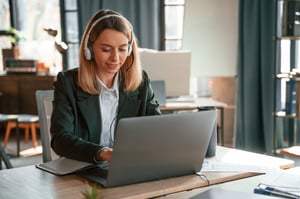 eine-schone-junge-frau-formeller-kleidung-arbeitet-im-buro